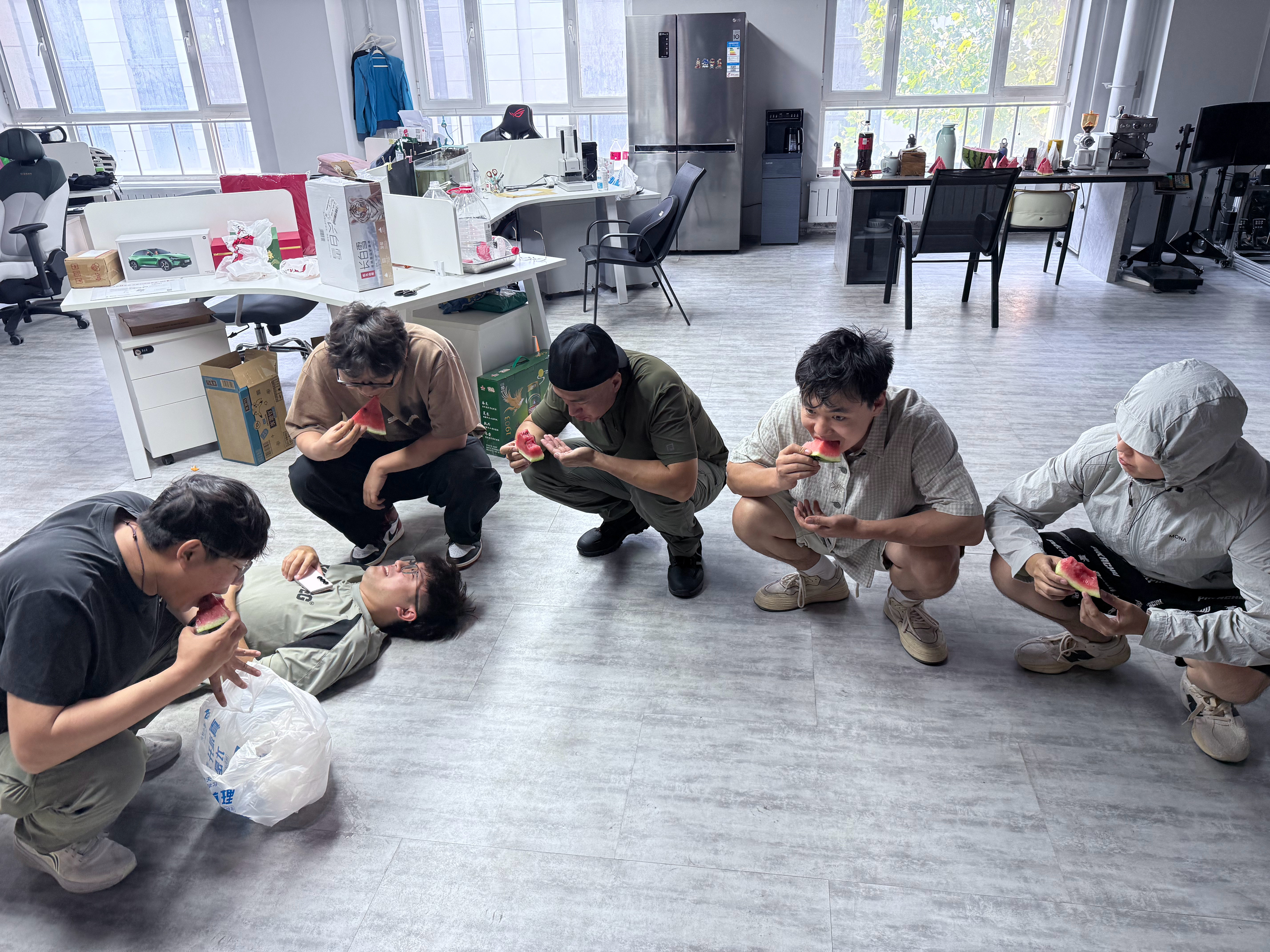 高温热倒了小王吧只能躺着喝进口西瓜汁了🍉​​​