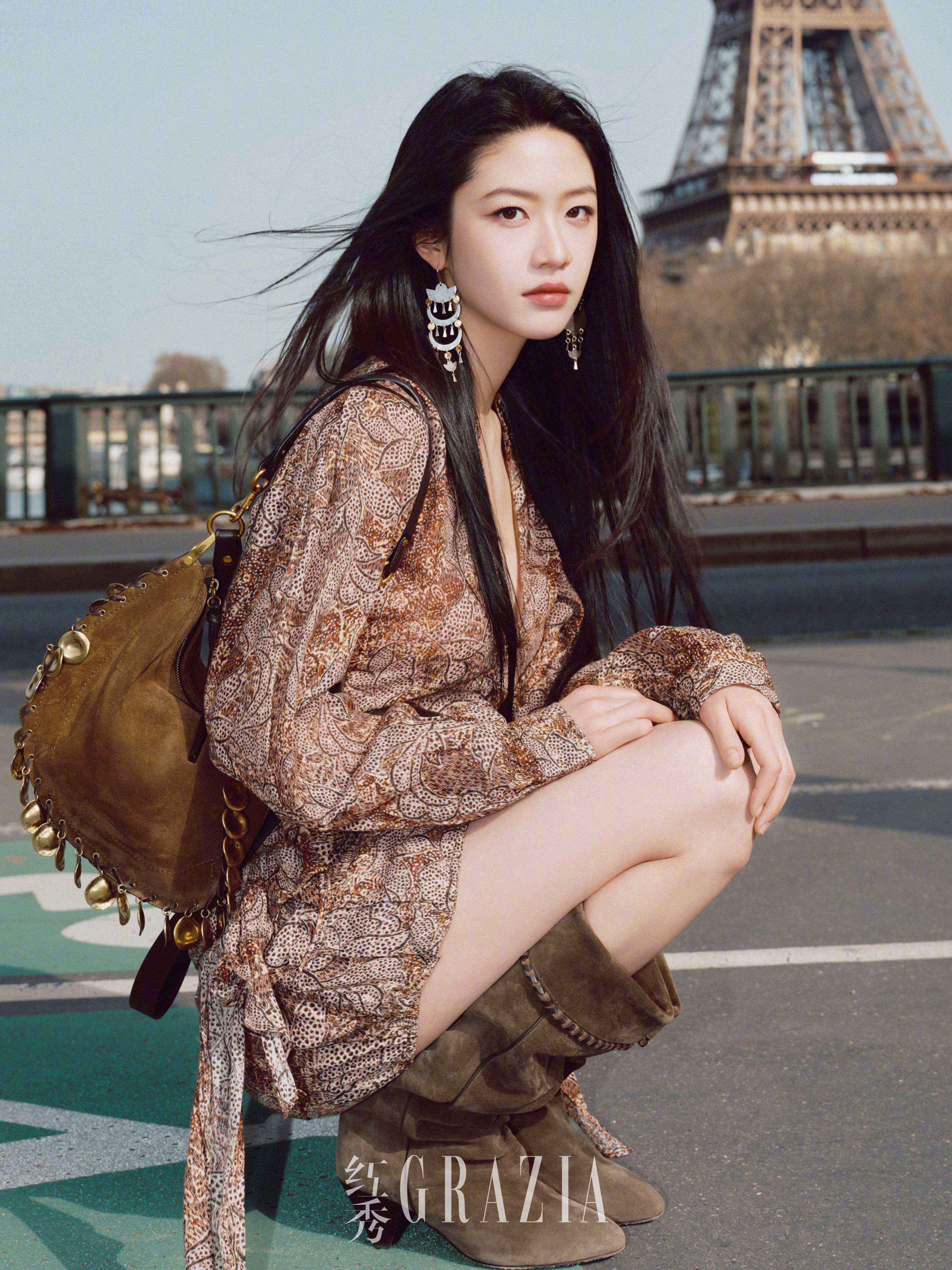 向涵之好女团向涵之巴黎时装周look两种不同的风格都演绎得颇为出色