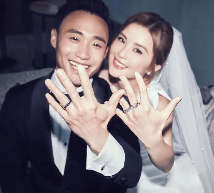 蔡卓妍官宣结婚！这次是比自己小10岁的香港私教教练林俊贤，据说是好朋友关关智斌介