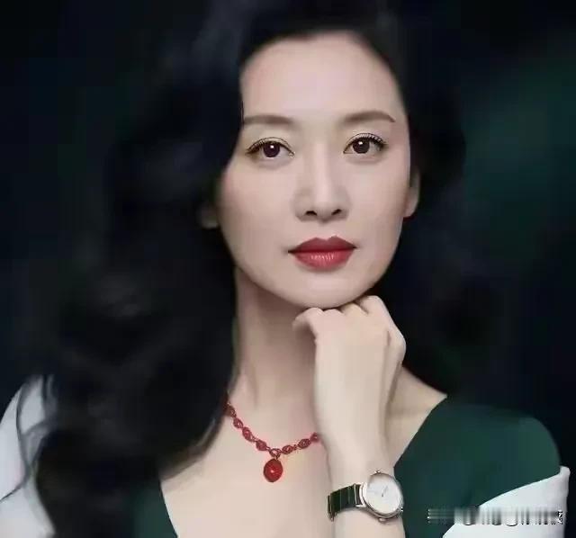 上联：青丝未解人间事，下联：白首方懂红尘情。