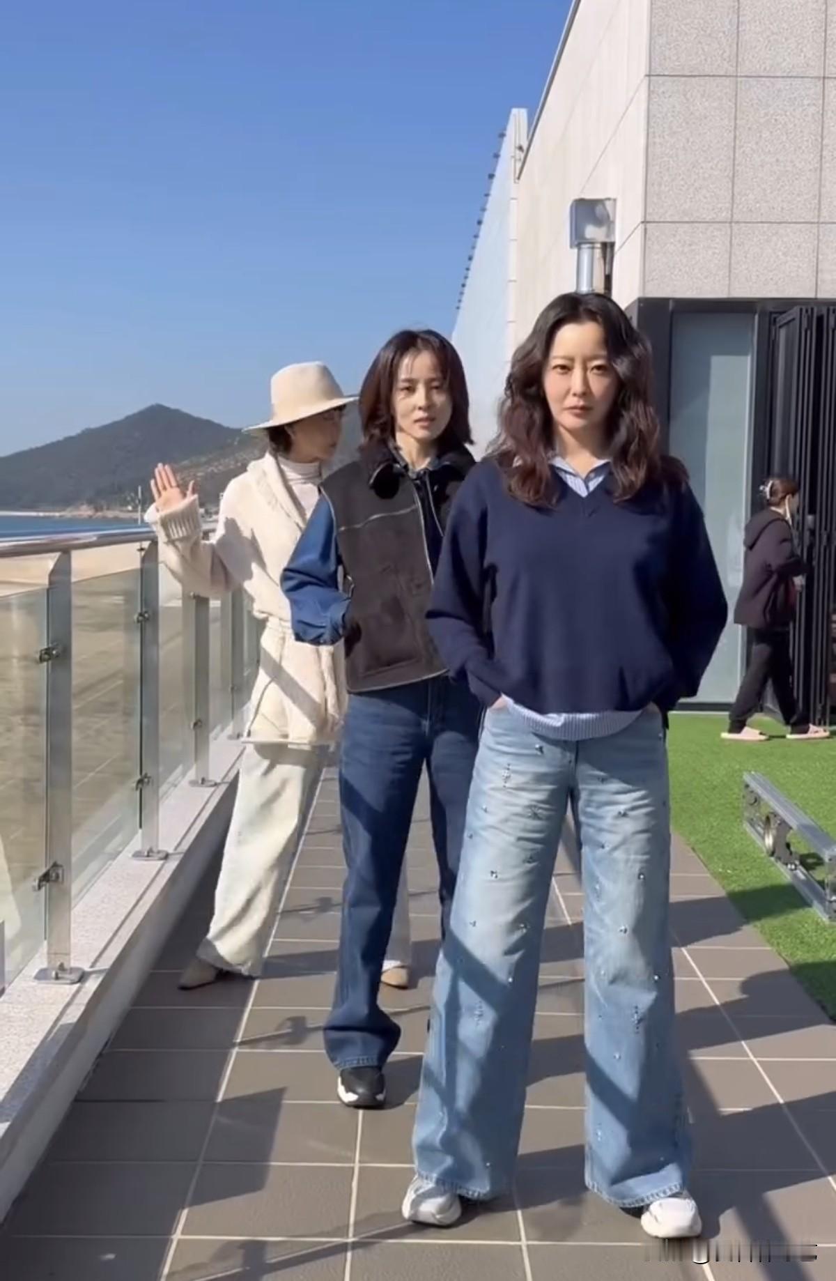 6日，演员金喜善在自己的Instagram上上传了多张照片。公开的照片中，金喜善