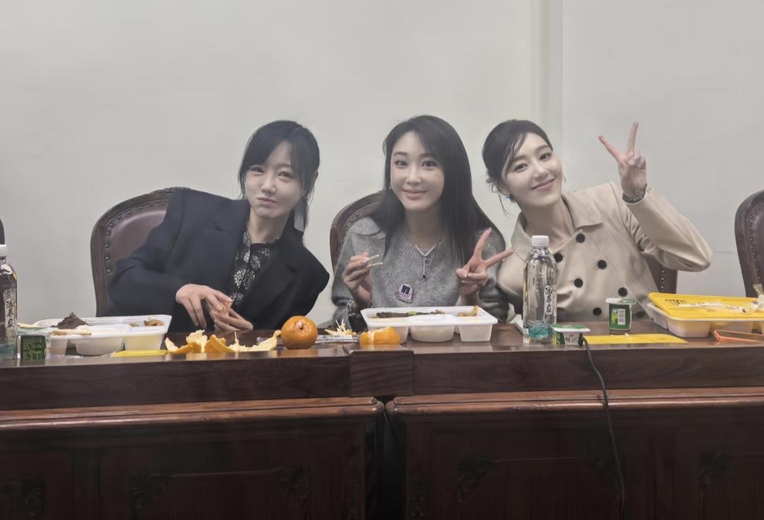 雷佳音的头真的有点大，怪不得郭靖飞老是调侃他，特别是合照的时候太明显了。好久没