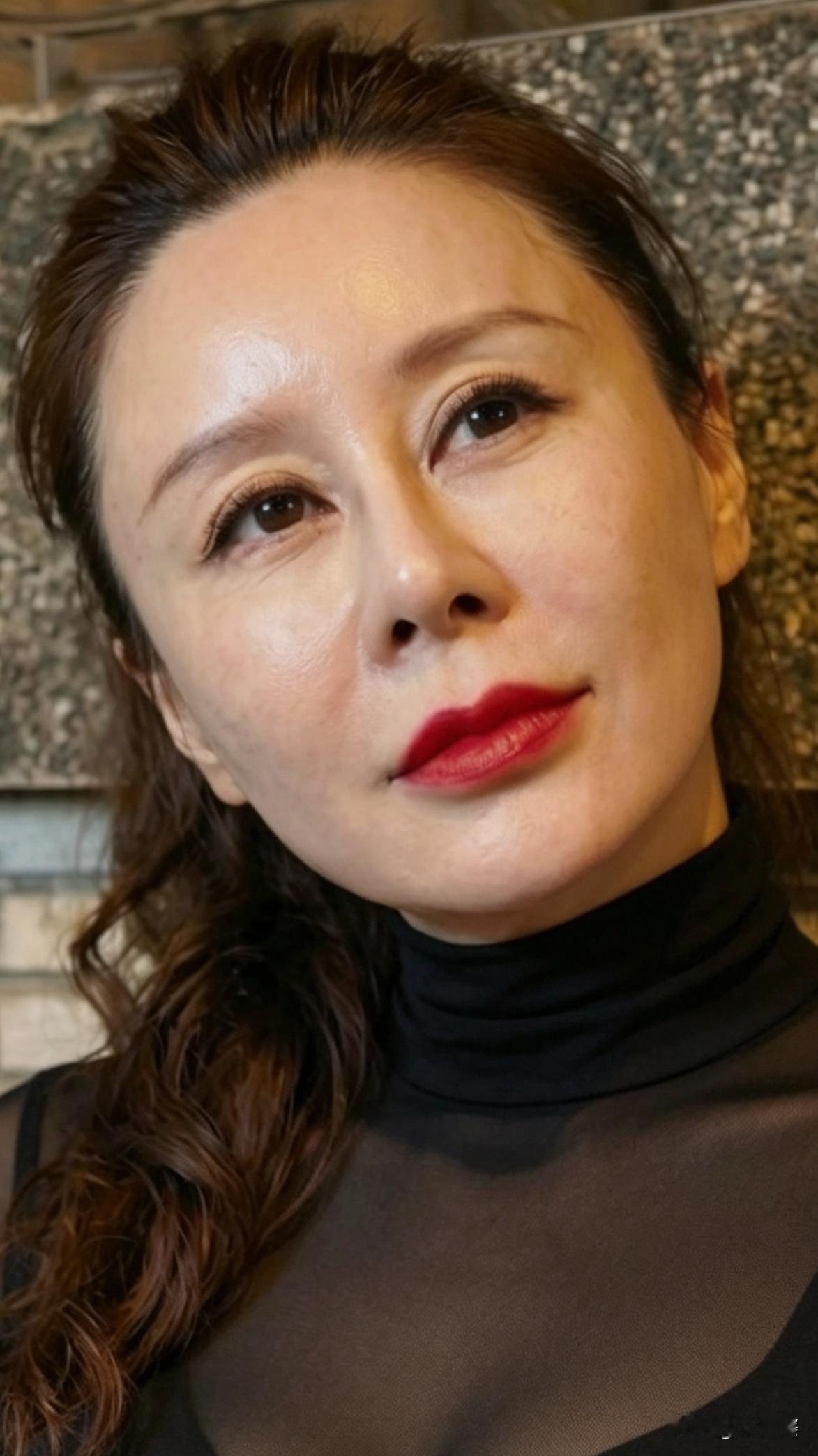  五十多岁了，还想臭美一下，大家别笑我哈。