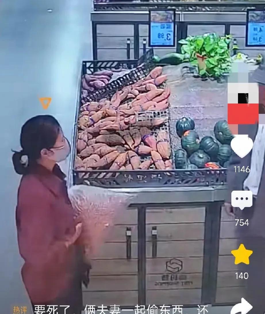 真丢人啊！商场里，大妈不断的往一个大袋子里装花生米，直到装的满满当当。大妈左