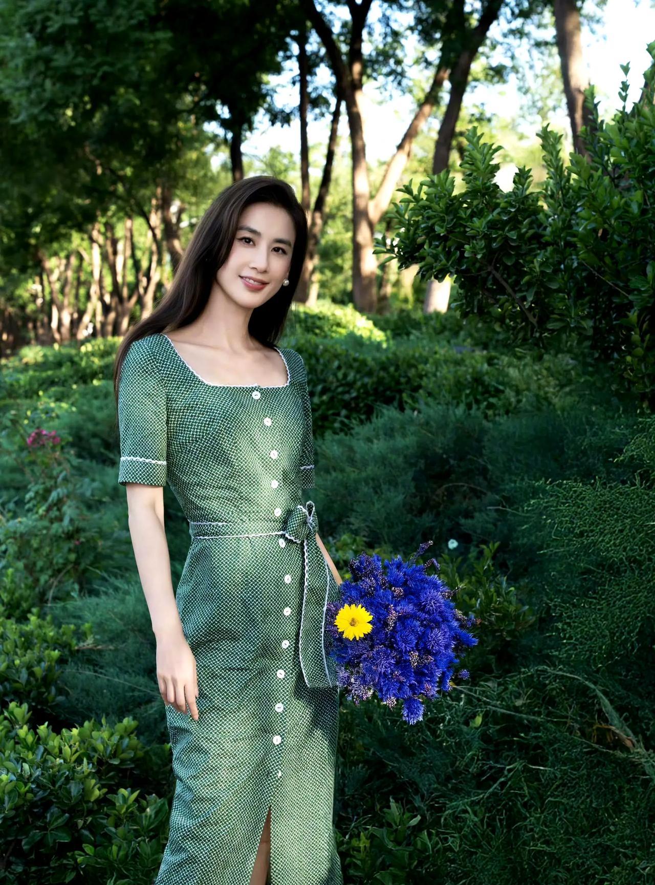 #黄圣依#绿意浸润的日子里，连风都裹着清新的味道。捧一束花，任思绪在自然里游走，