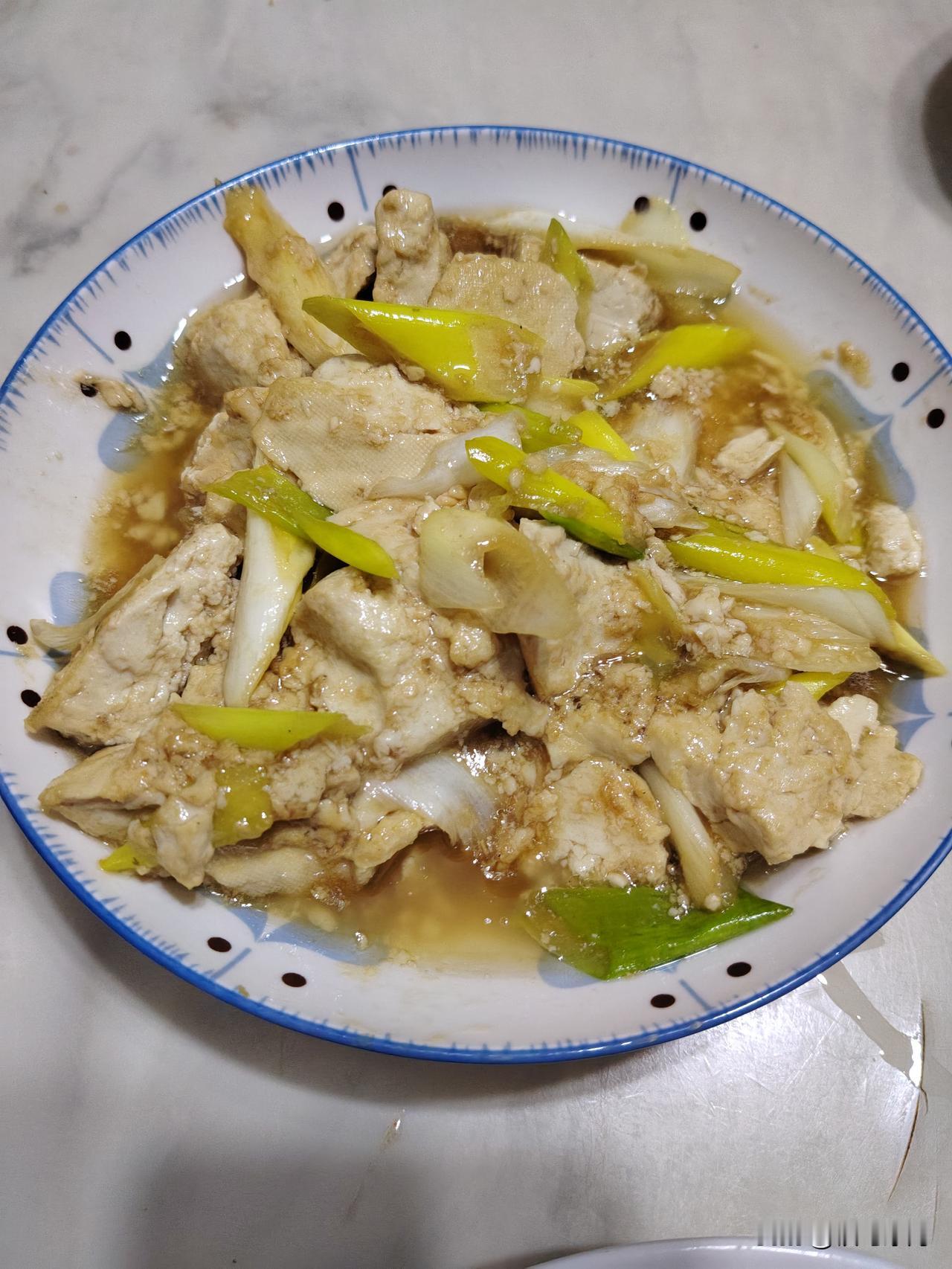 跟着抖音学炒菜，简单易学，孩子爱吃，幸福感满满，奖励自己一瓶青岛啤酒。大葱烧