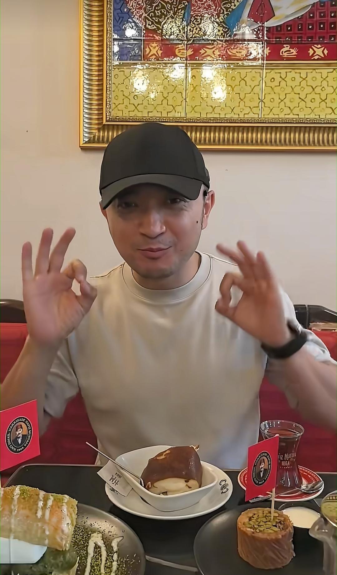 春晚上，尼格买提主持起来能说会道，笑容灿烂，跟谁都聊得来，但私下里的生活，可没我