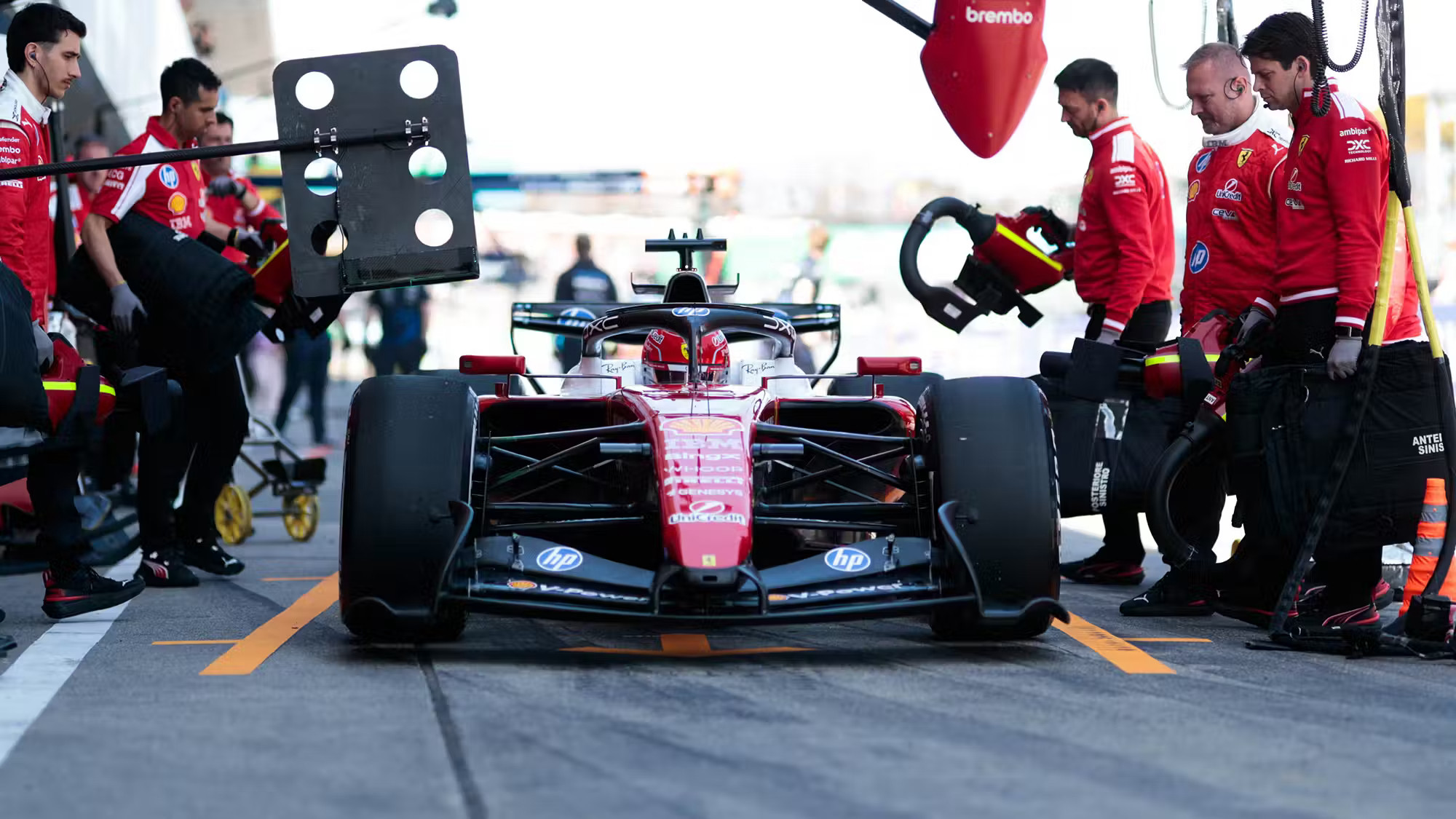 f1随着梅赛德斯W17基本确立了性能标杆，外界普遍认为法拉利、奥迪和阿斯顿·马