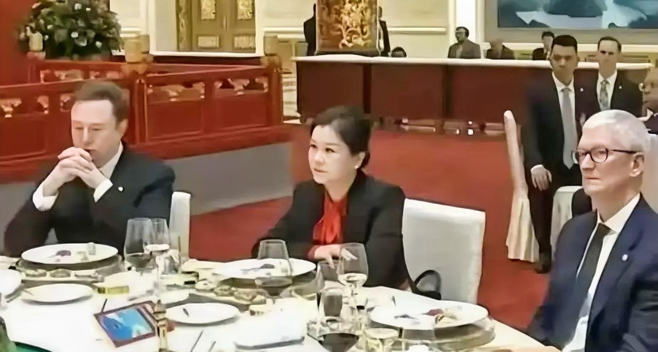 很多人好奇坐在马斯克和库克中间的女人是谁，她叫周群飞，1970年出生，湖南湘乡人