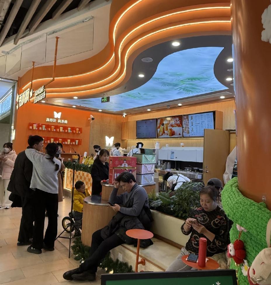 商店老板叫苦冲泡型奶茶一箱都卖不出去，就连香飘飘都被迫开了线下奶茶店！先做奶