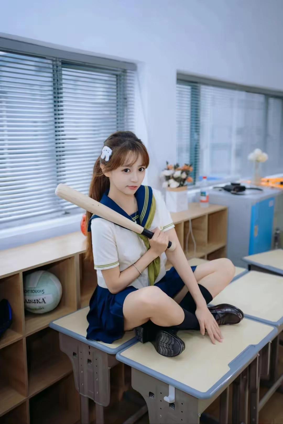 JK制服模特写真，校园少女与棒球棒，青春活力满满！🎈📚🏈