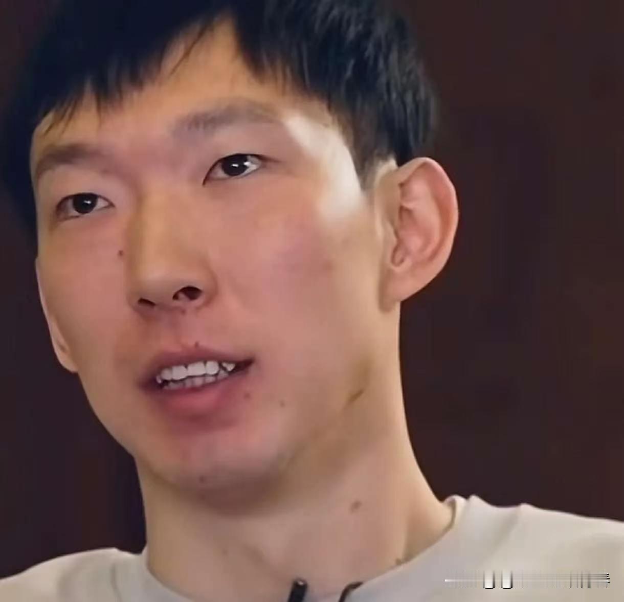 心系国家队！周琦谈:中国男篮即将对阵卡塔尔:首先，这场世预赛对于我们还是十分