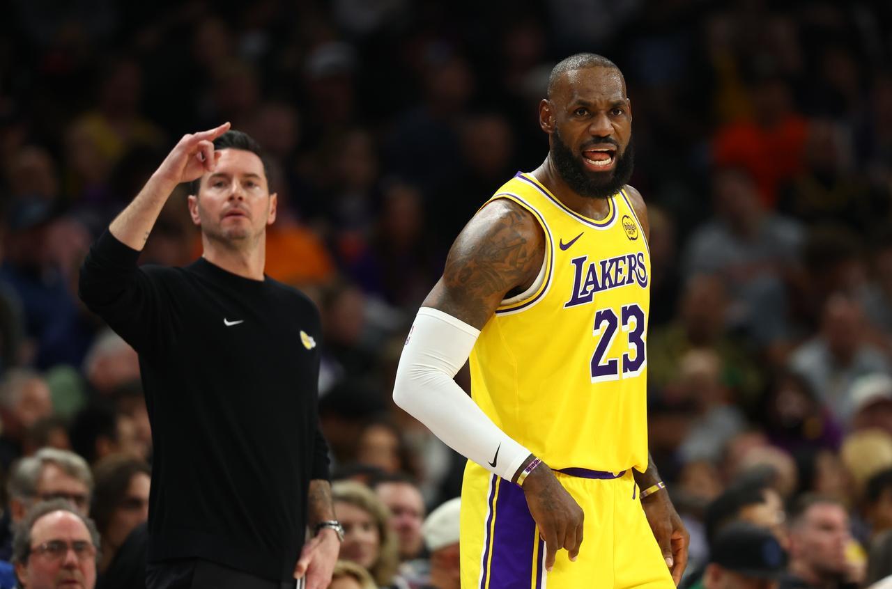 詹姆斯正在一步一步被孤立！美媒报道：湖人管理层与詹姆斯关系微妙，而詹姆斯则是职业