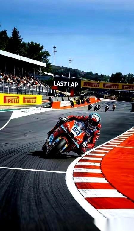 张雪的国产赛车队刚在国际赛场拿了冠军，荷兰站的“罚单”就先到了。这不是因为车手