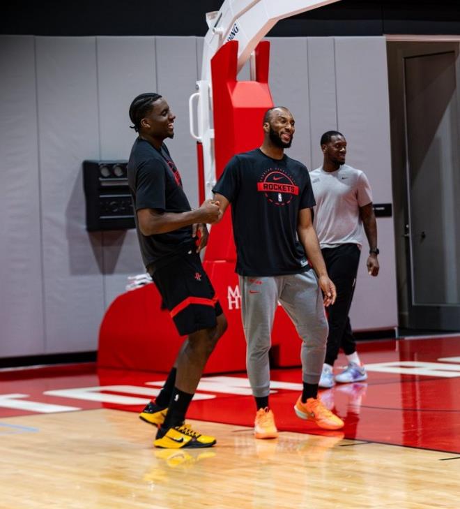 火箭队今年夏天将面临选择，不仅要提前续约他们的后卫阿门·汤普森，还要续约一些合同