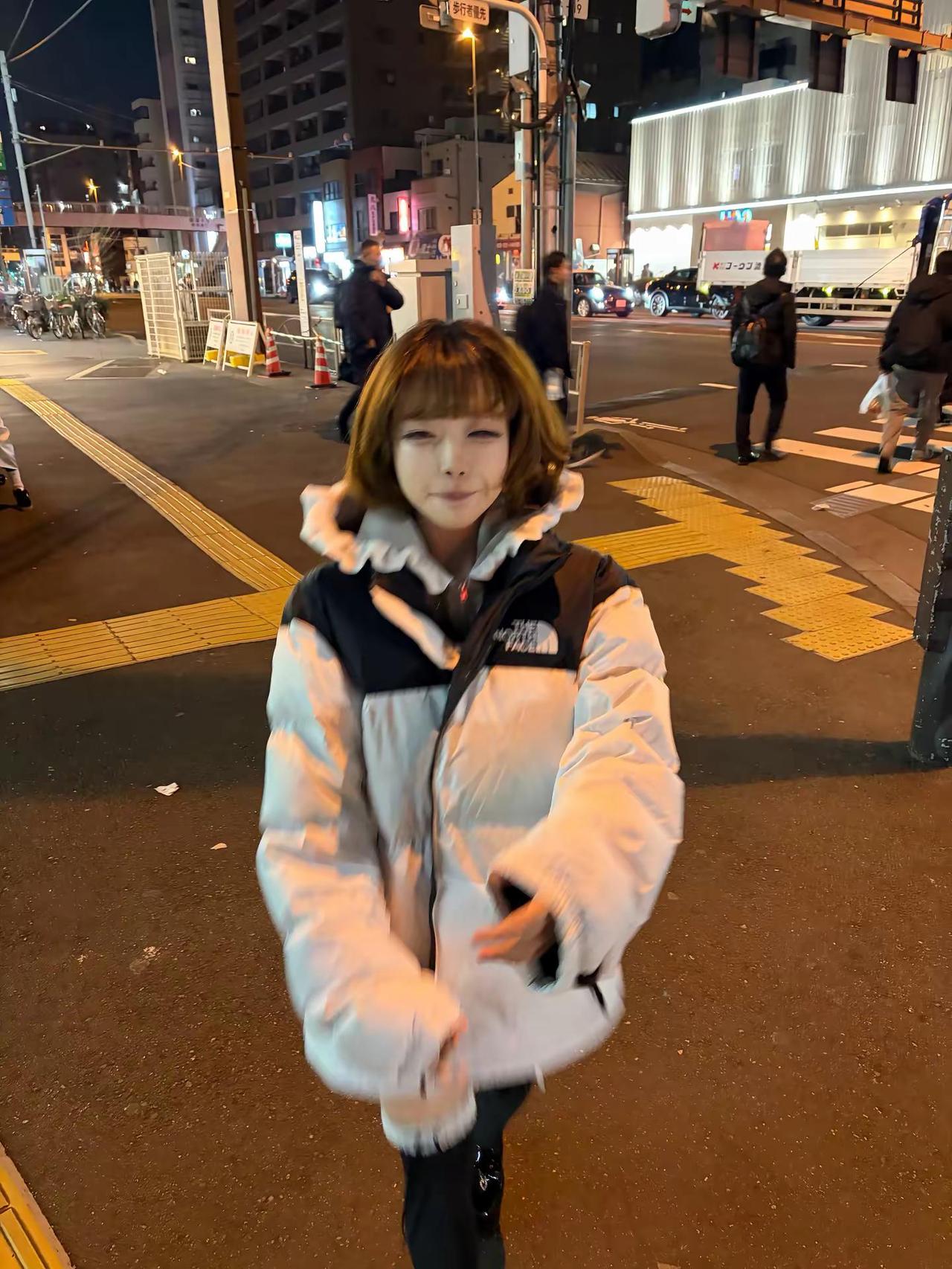 唉纠缠这么久只是不想和你分开这下好了看见了你不爱我的样子心比以前更痛