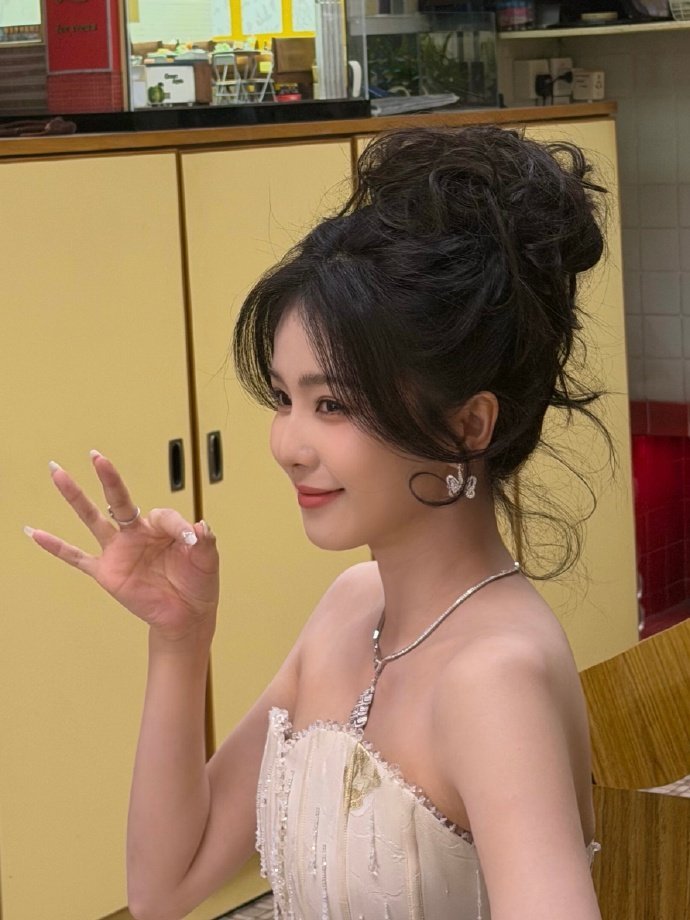 白鹿的尖叫碎片白鹿和奖杯wink合照白鹿的尖叫碎片，白鹿和奖杯wink合照，