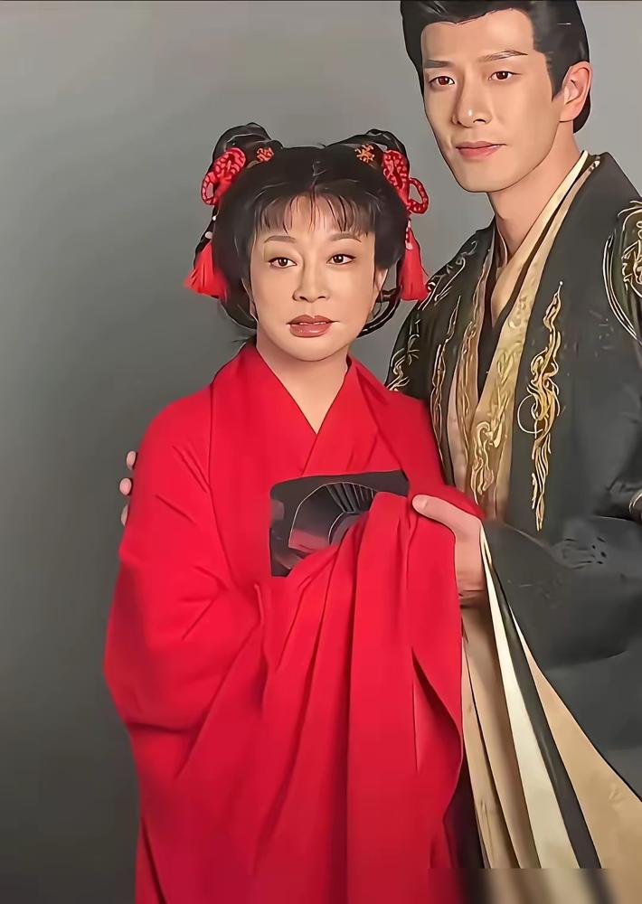 75岁演少女被群嘲，背后的资本却在默默数钱。片场里她拿着几乎可以忽略不计的低