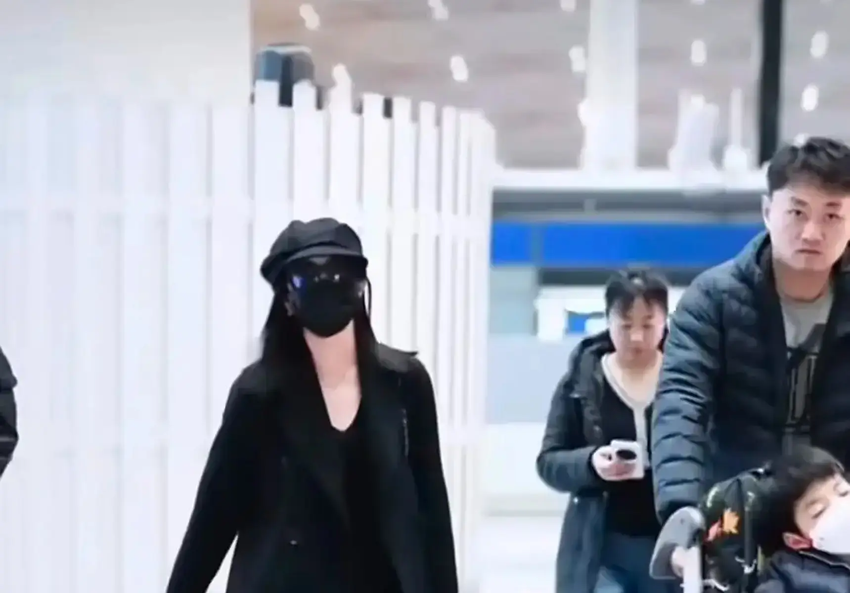 陈妍希带儿子现身机场母子俩分开走疑不在一起过年