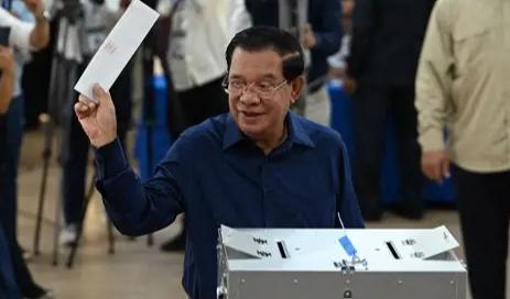 一直以来我们对西哈努克亲王那么友好，把他奉为上宾；他也长期在国内居住，这样来说，