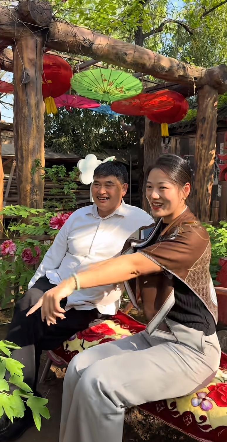 大衣哥的流量，谁都想蹭一把。一位女徒弟在他跟前又唱又跳，又扭又翘，镜头怼得这么