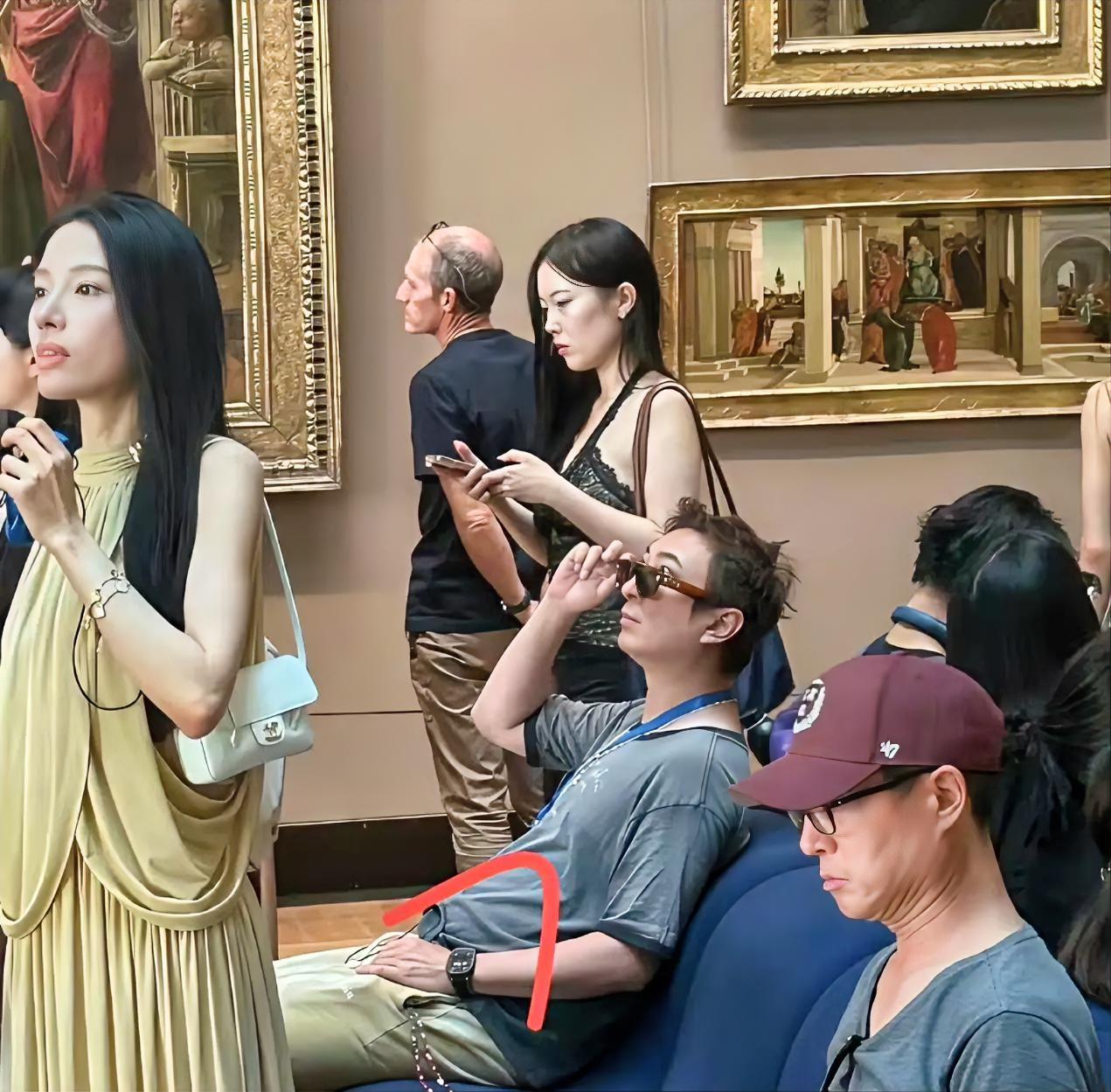 资本就是资本，王思聪一只手表顶我十年工资了！​​​
