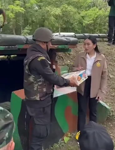 泰国的佩通坦，冒着战火，亲临前线，深入战壕去慰问泰军士兵。这一行为不但修复了与军