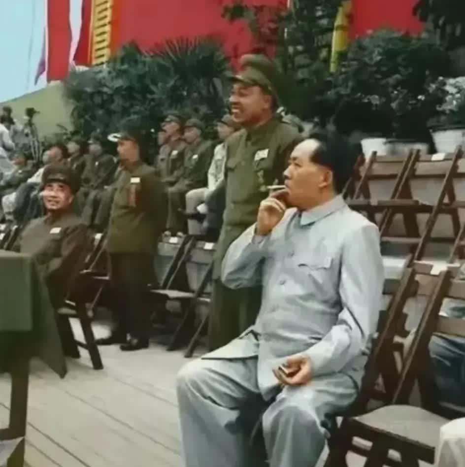 外媒评出的世界八大伟人，中国人民的伟大领袖毛泽东主席排名第一。排名第二的是俄