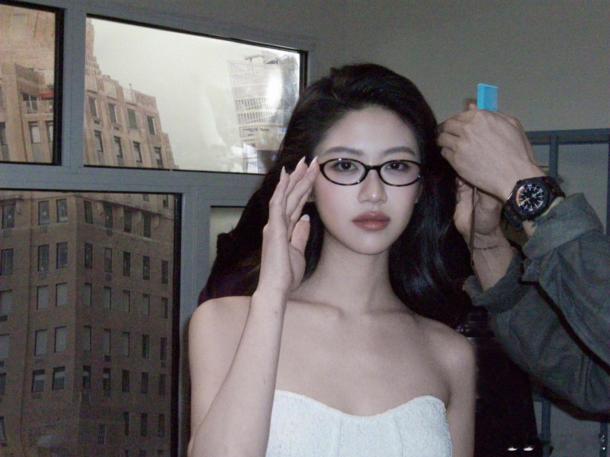 向涵之眼镜杀氛围感谁被的眼镜杀狠狠拿捏了，冷艳又妩媚的气质完全拉满，好有氛围感