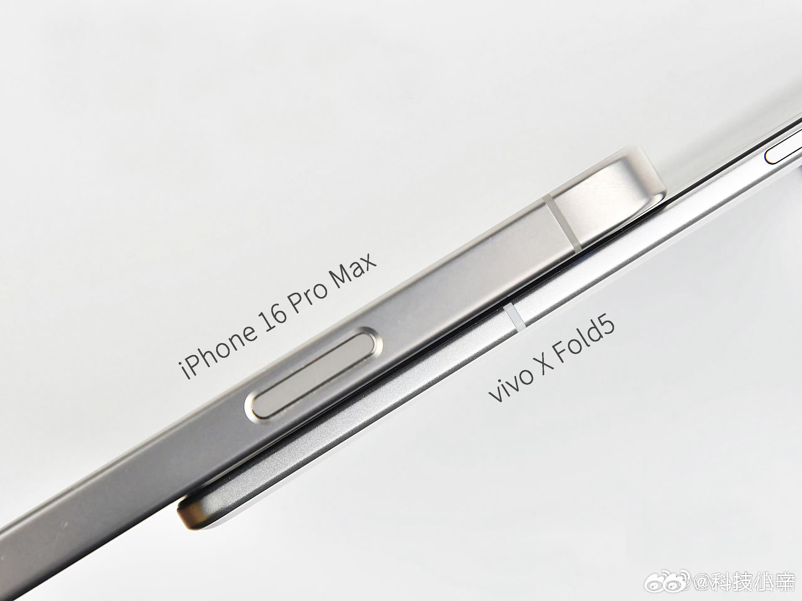 vivoXFold5折叠屏开始预热了，依旧主打轻薄。甚至打破了大折叠屏的重