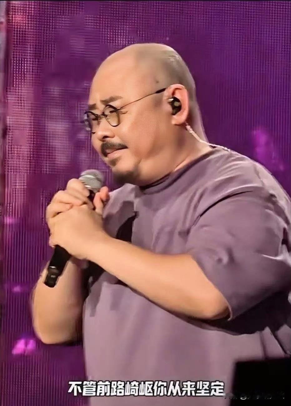刀郎身上有种奇怪的特质。那么多歌手开演唱会，唯独他的现场能让人记住好多年。这