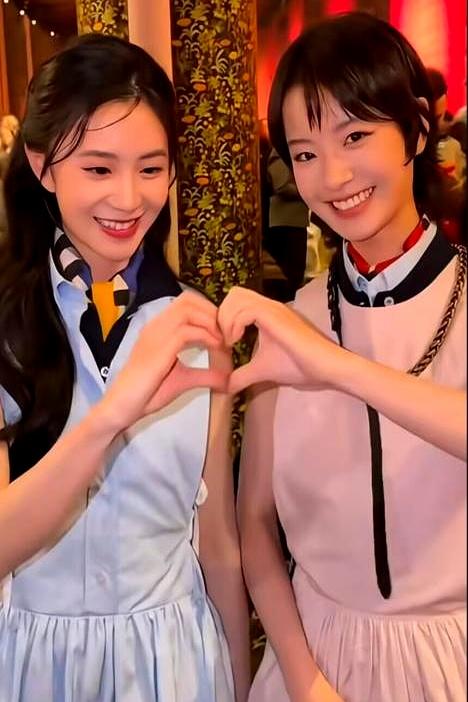 刘浩存李庚希巴黎同框比心，直接把MiuMiu的少女感撕成两种完全不一样的味儿。