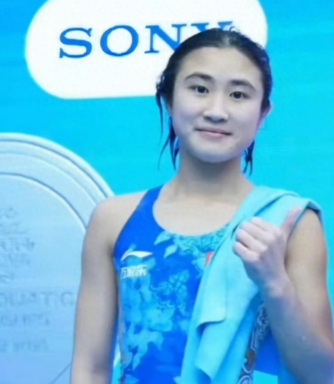 世锦赛女子10米跳台，首跳炸鱼第14！15岁小将压轴神跳锁第二在新加坡世锦赛