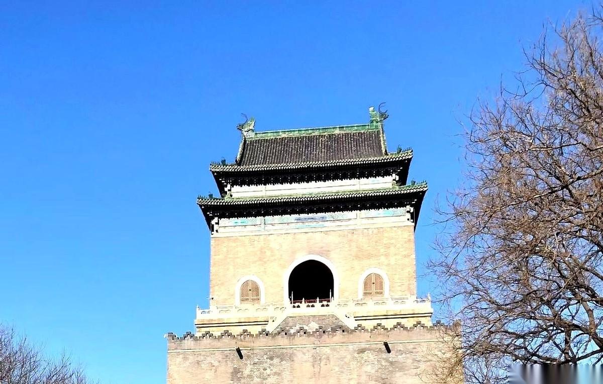 那边打得热闹，我跟你讲，真正手心冒汗、腿肚子转筋的，根本不是他们。是那几个远在