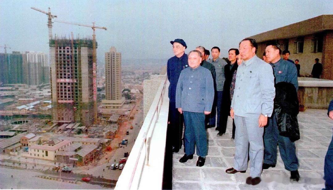 1984年1月24日下午，邓小平登上建成开业不久的罗湖国际商业大厦，来到22层的