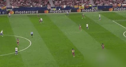 弗里克根本不是在执教，他是在搞一场昂贵的行为艺术。你看，剧本都写好了。手握两