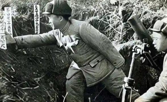 1951年，志愿军一个15岁的新兵在擦火炮时，心血来潮，对着对方阵地上的一个绿影
