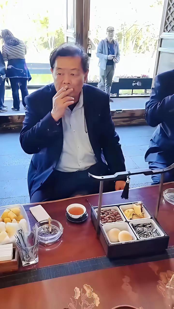 你们有没有看过一个纪录片？美国的福耀玻璃厂那些员工动不动就罢工，说工资太低，时间