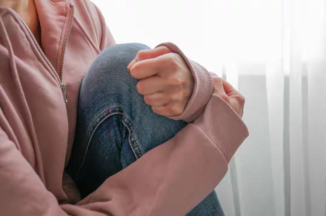 54岁班主任猥亵15岁女生天理难容，给这种害群之马还要“留口饭吃”，依的是什么