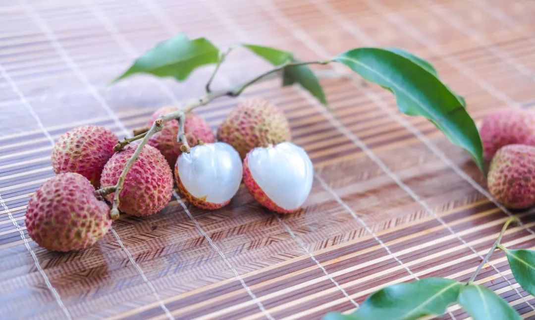 荔枝好吃，但是我们北方市场上的荔枝是从南方冷藏保鲜运送来的，成本摆在那儿。所以即使南方荔枝丰收，北方