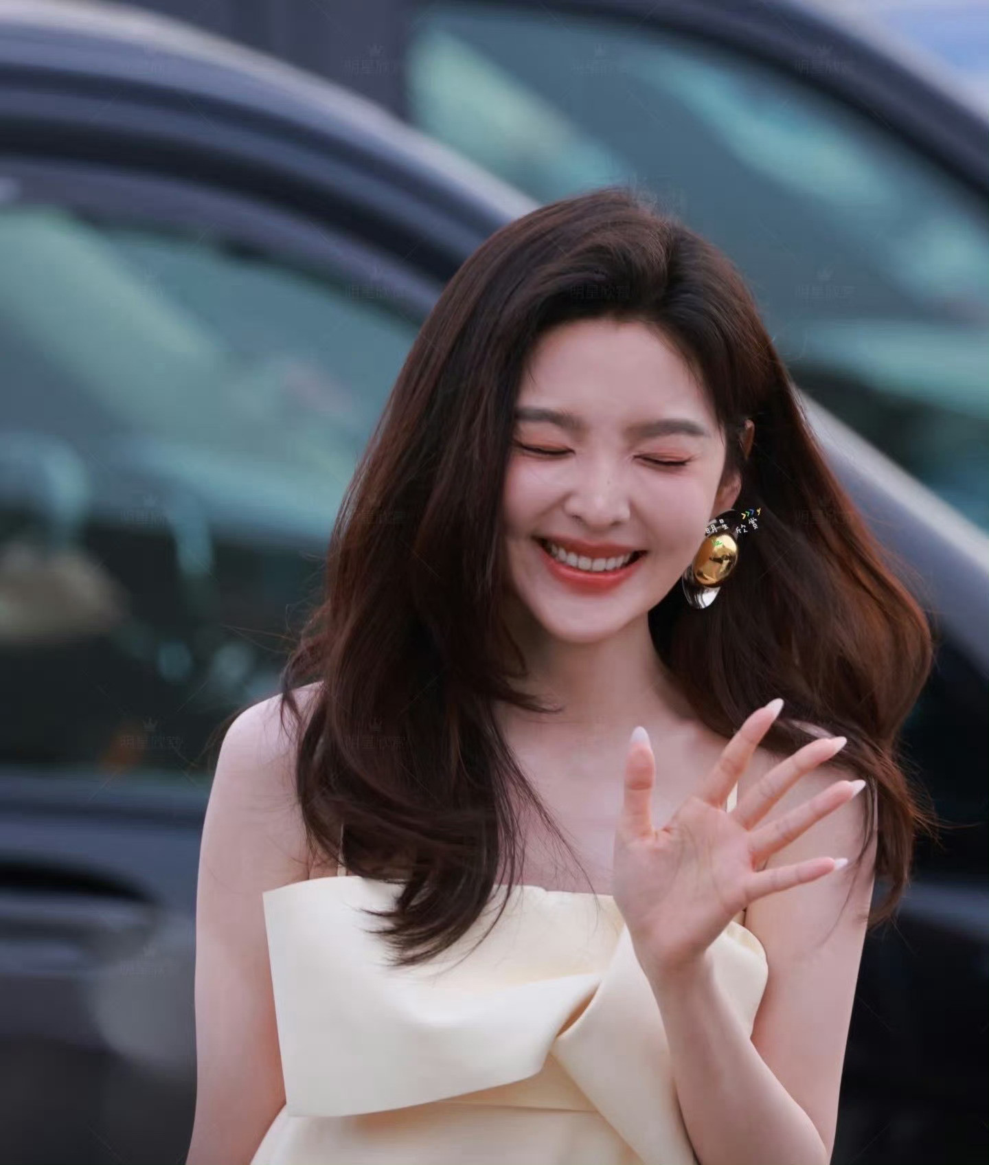 章若楠美甲掉了虽然章若楠美甲掉了俩，但丝毫不影响姐的美貌，就这么大大方方闪耀巴黎