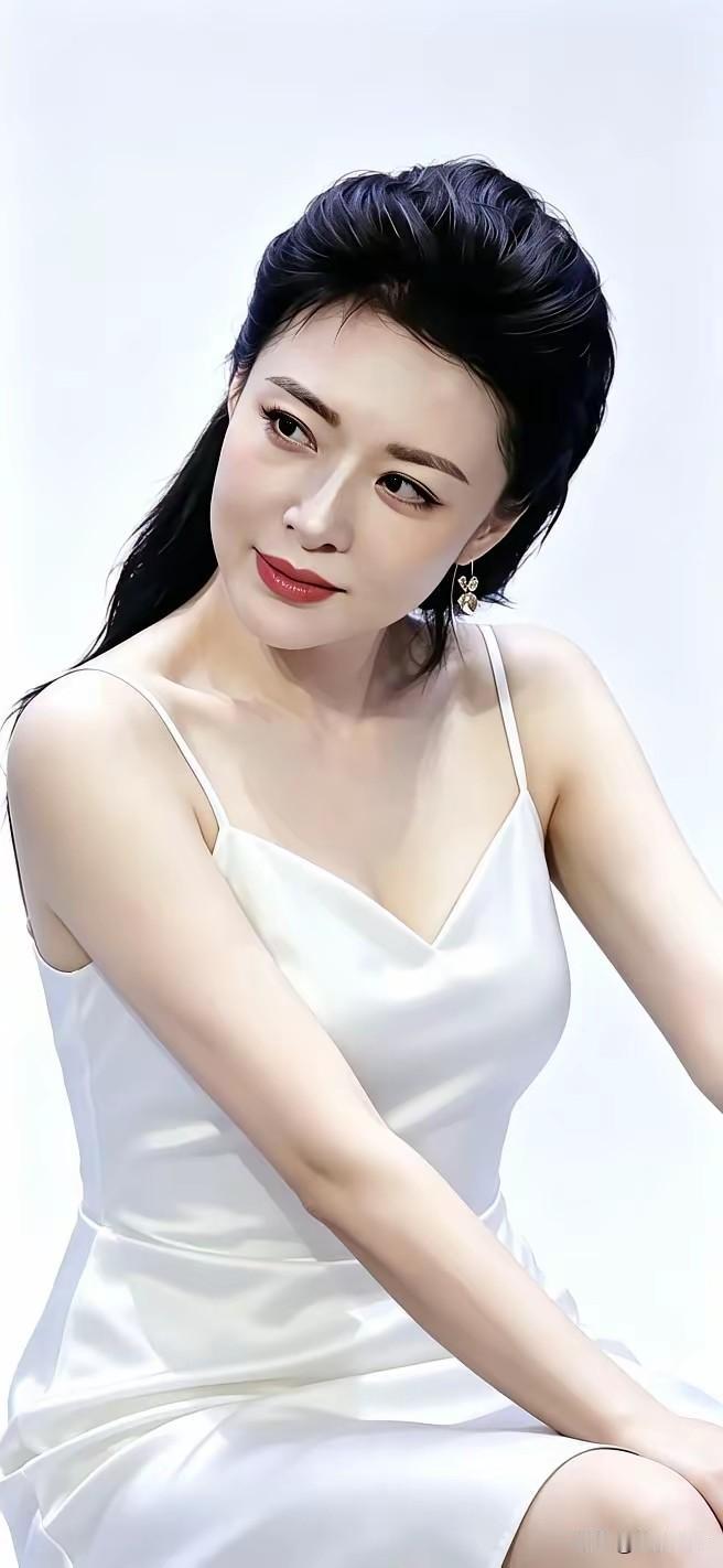58岁周涛，没想到还是长得这么漂亮。镜头下，前央视主持人周涛一袭洁白礼裙，乌黑秀