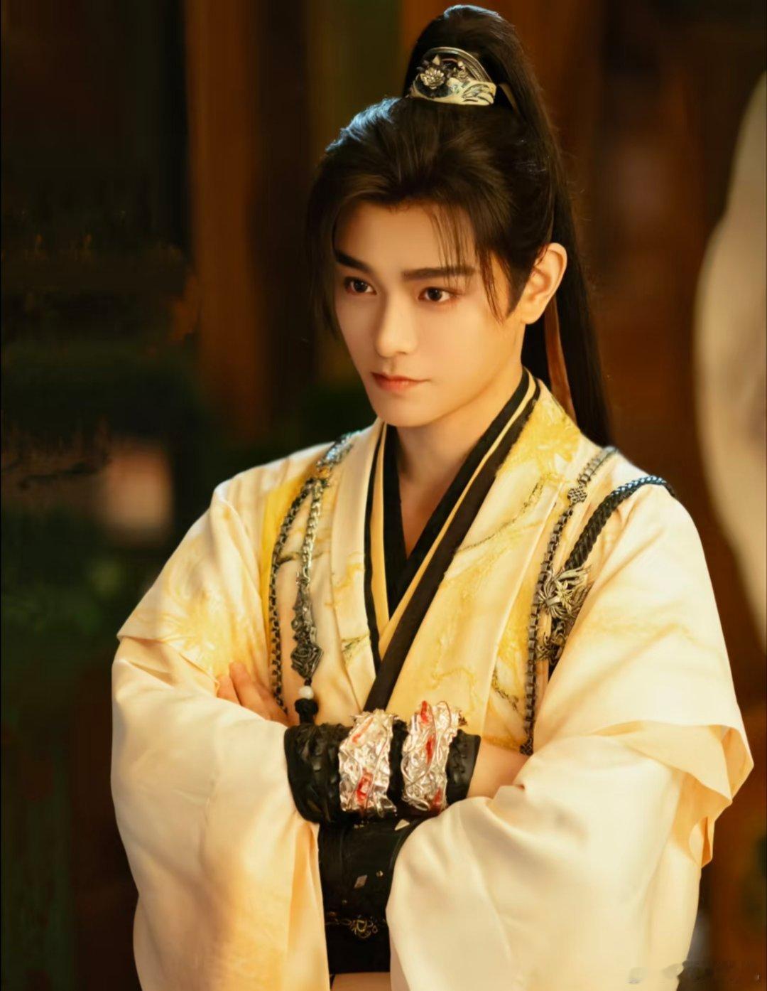 1、《山河枕》本身班底是够硬的,晋江大IP加上宋茜,丁禹兮都是热播剧演员,又是背