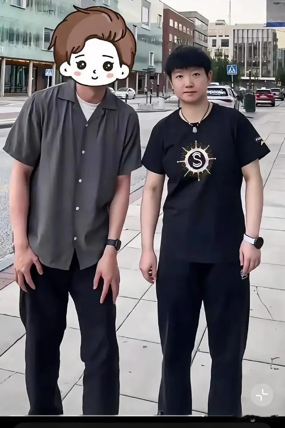 孙颖莎瑞典的第一张合照来了我莎明明就很高，就不接受任何反驳搞笑的是，合影的人