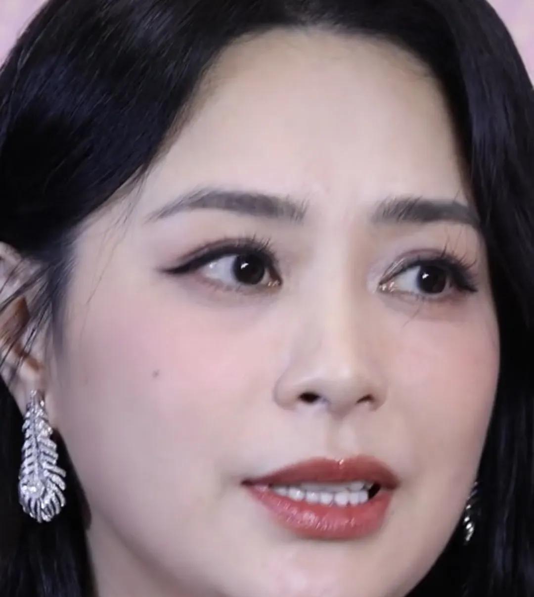 认识阿娇那年她才18岁，如今这么多么过去了依然那么漂亮，真的好漂亮啊，在审美里刘