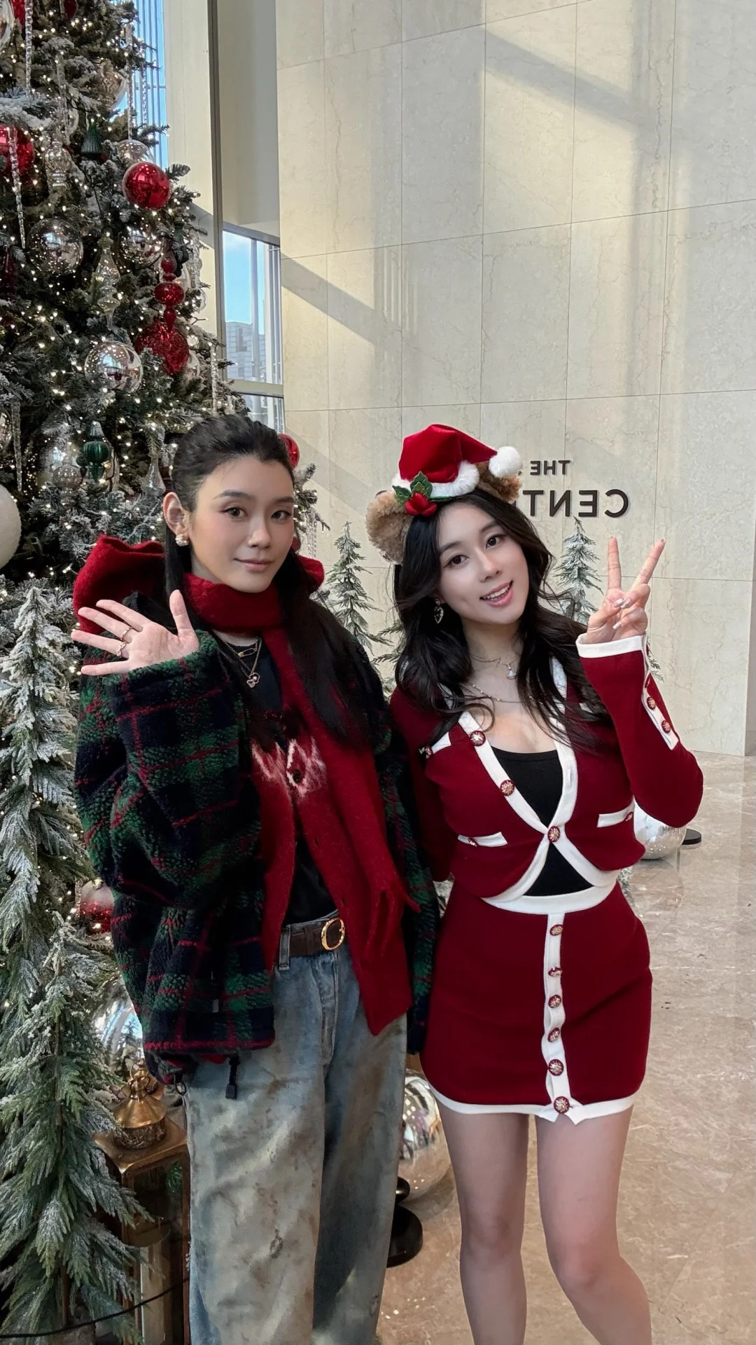 何超欣晒出和妈妈梁安琪、还有嫂子奚梦瑶的圣诞装