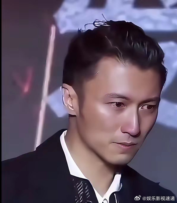 当他唱玉蝴蝶时眼泪在打转其实大家不知道当年他20岁向31岁的王菲表白时唱的就是这