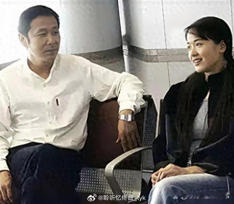 陈道明唯一的绯闻对象被曝光，从当年坐姿，看对方的眼神就能看出来两人很亲近。