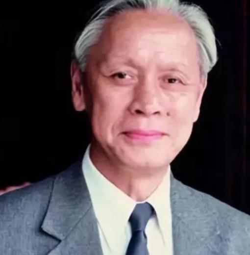 1959年，他瞒着妻子，偷偷把一管不明液体，灌进不满一岁的儿子嘴里，看着儿子对他