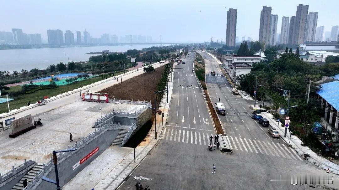 蚌埠滨河南路计划11月中旬全线通车日前，滨河南路三期工程（新城路-交通路）路